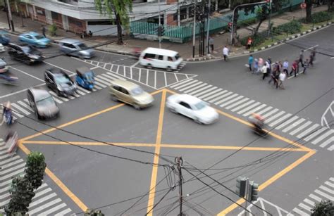 garis yellow box junction|jalan yellow box junction.